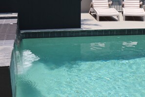 Outdoor pool, sun loungers - Coolum Beach Resort (Coolum Beach)