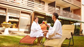 Innenpool, geöffnet von 07:30 Uhr bis 21:30 Uhr, Liegestühle