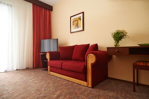 Habitación estándar | Ropa de cama hipoalergénica, caja fuerte, escritorio y cunas (de pago)