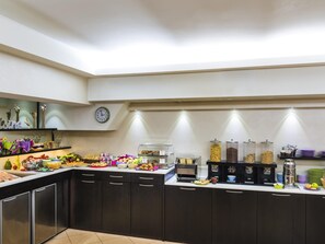 매일 뷔페 아침 식사 유료