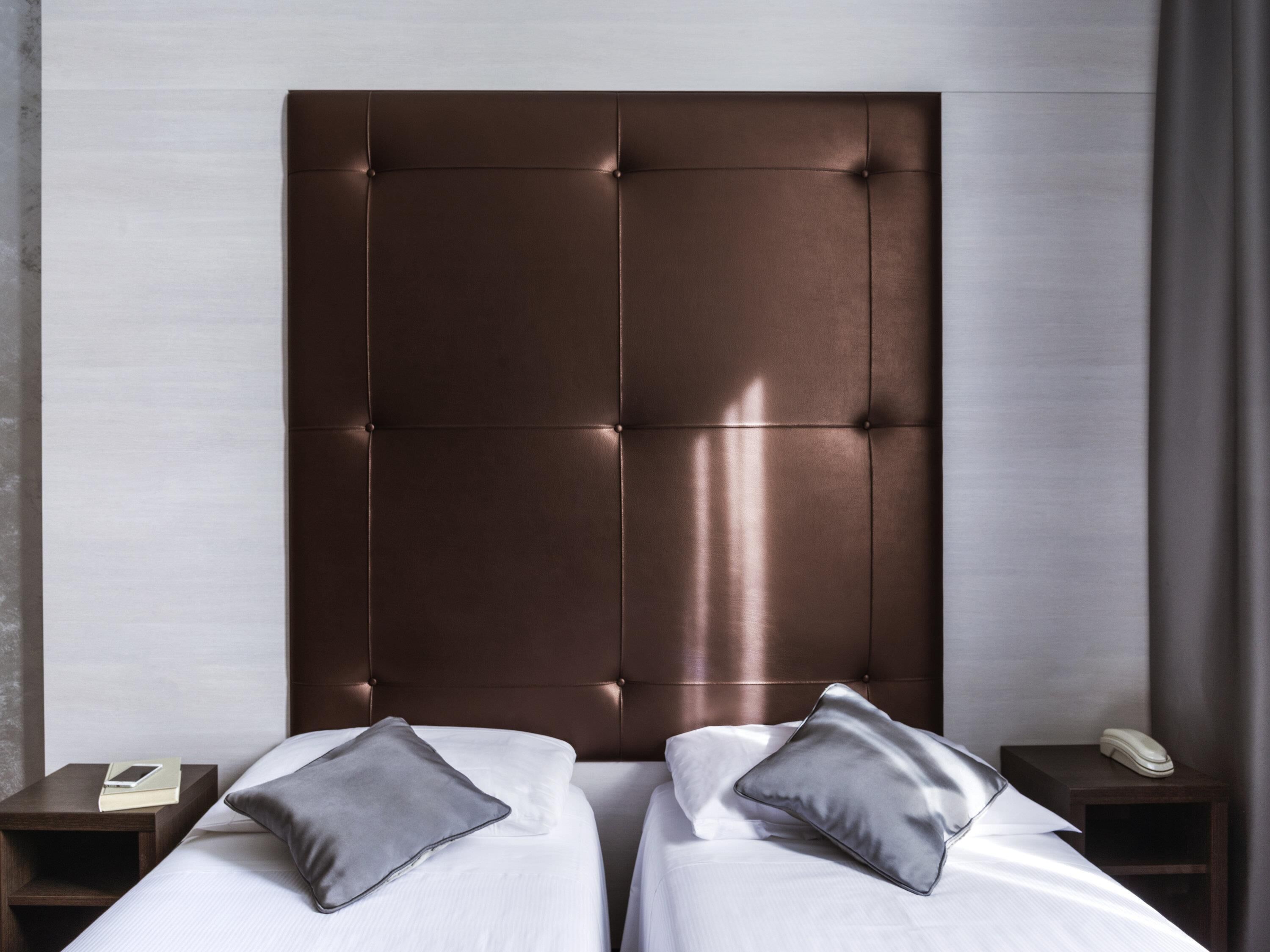 Ropa de cama de alta calidad, cubrecamas y minibar 