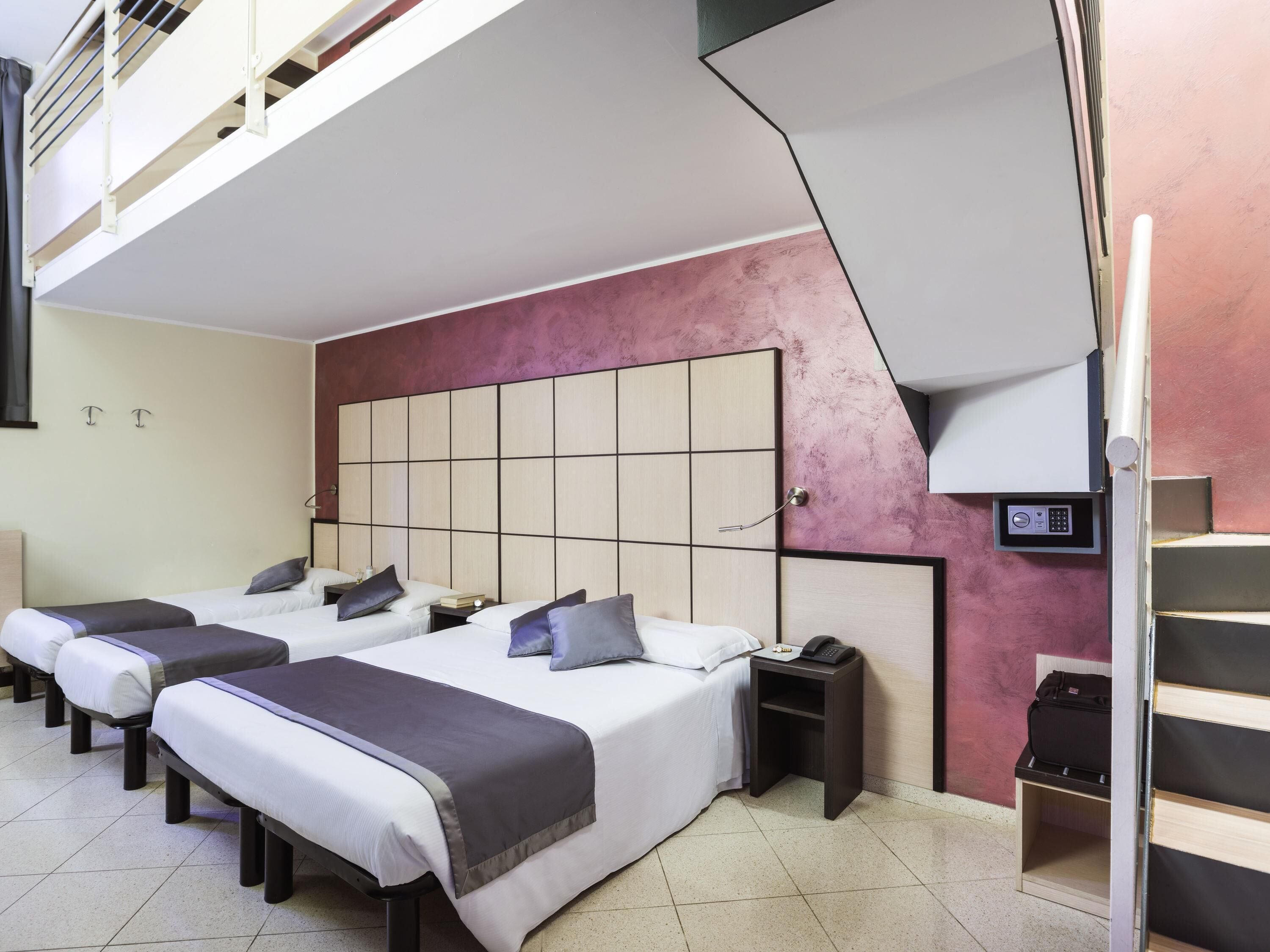 Ropa de cama de alta calidad, cubrecamas y minibar 