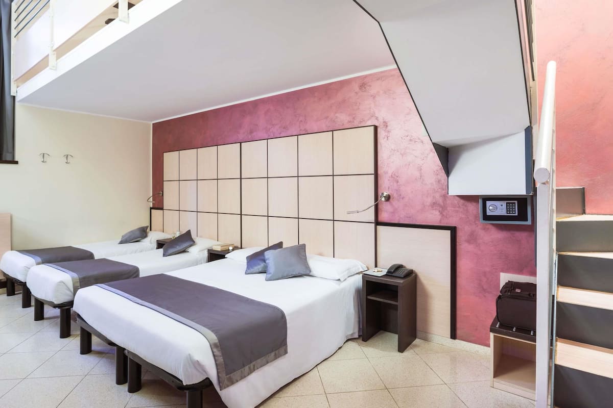 Luxe beddengoed, donzen dekbedden, een minibar, een kluis op de kamer