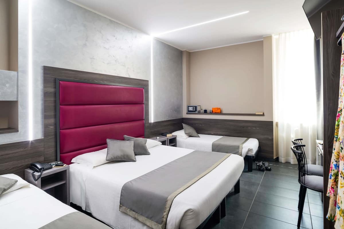 Quarto quádruplo | Roupas de cama premium, edredons de pluma, frigobar, cofres nos quartos