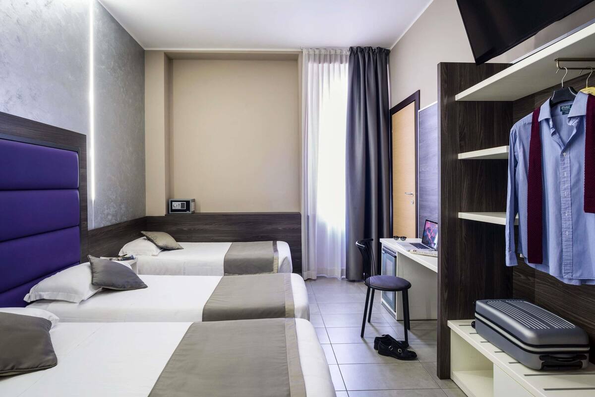 Habitación cuádruple | Ropa de cama de alta calidad, edredón y minibar