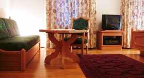 Habitación Confort doble, no fumadores | Zona de estar | Una televisión