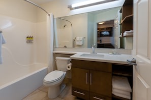 Studio suite, 1 queensize bed | Badkamer | Gratis toiletartikelen, een haardroger, handdoeken