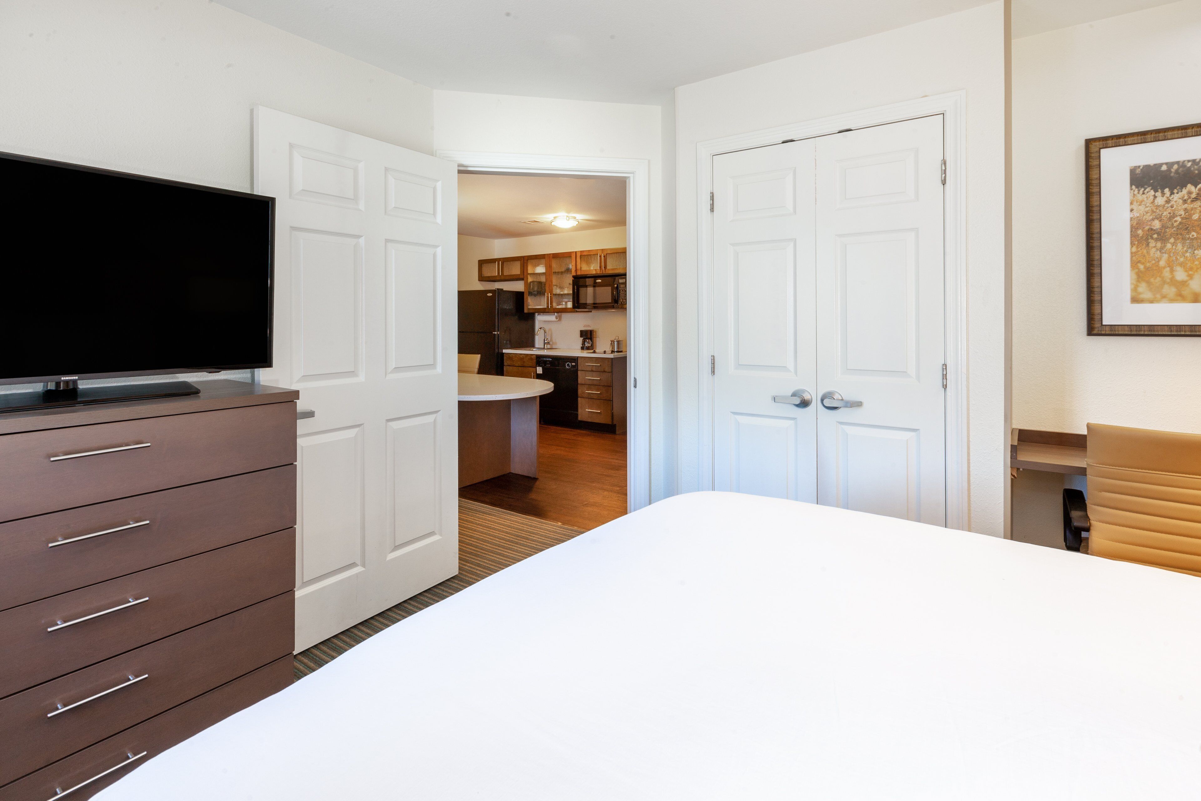 suite, 1 bedroom | desk, blackout curtains, soundproofing, iron/ironing board