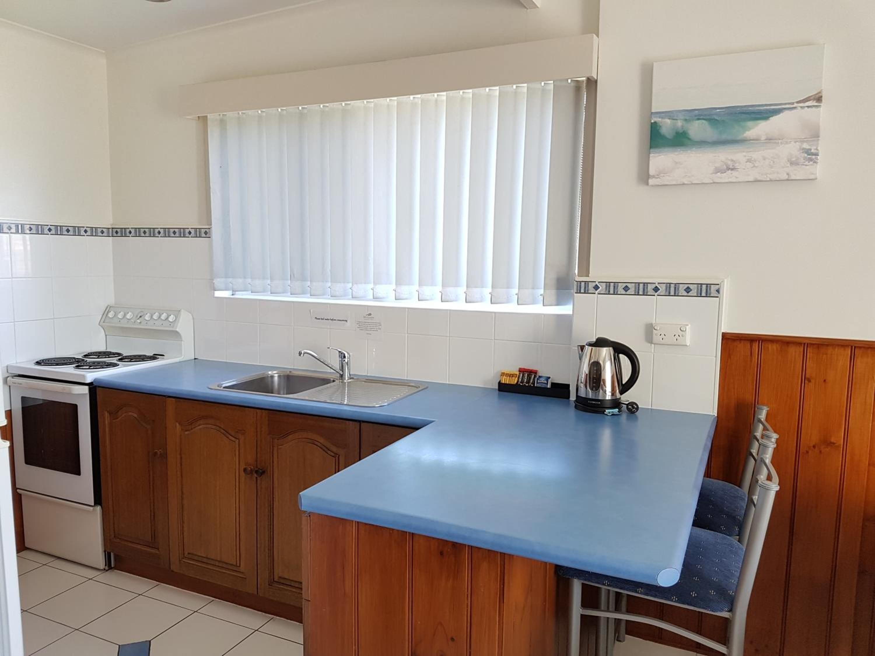 full-sized fridge, microwave, oven, stovetop