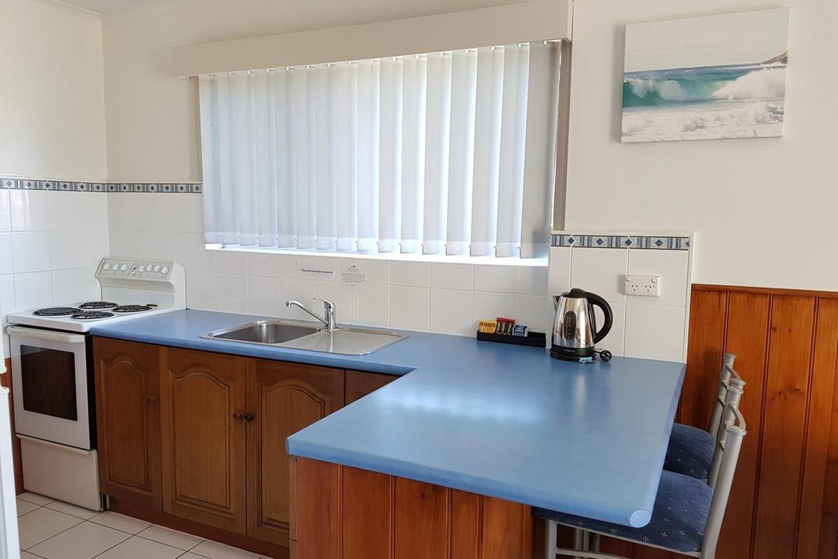 full-sized fridge, microwave, oven, stovetop