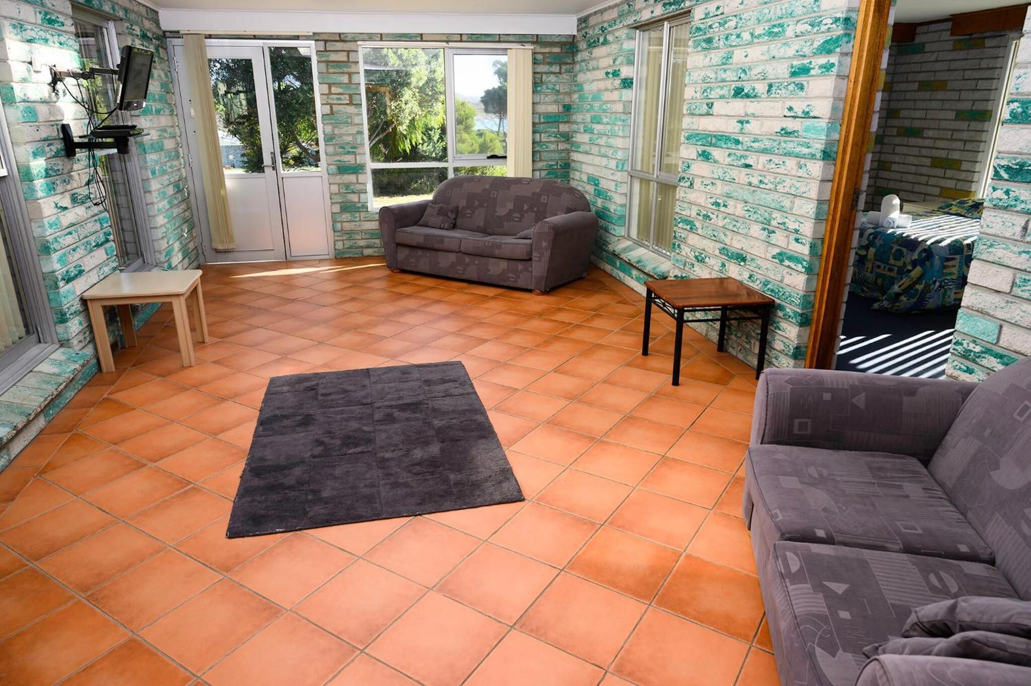 flat-screen tv, dvd player