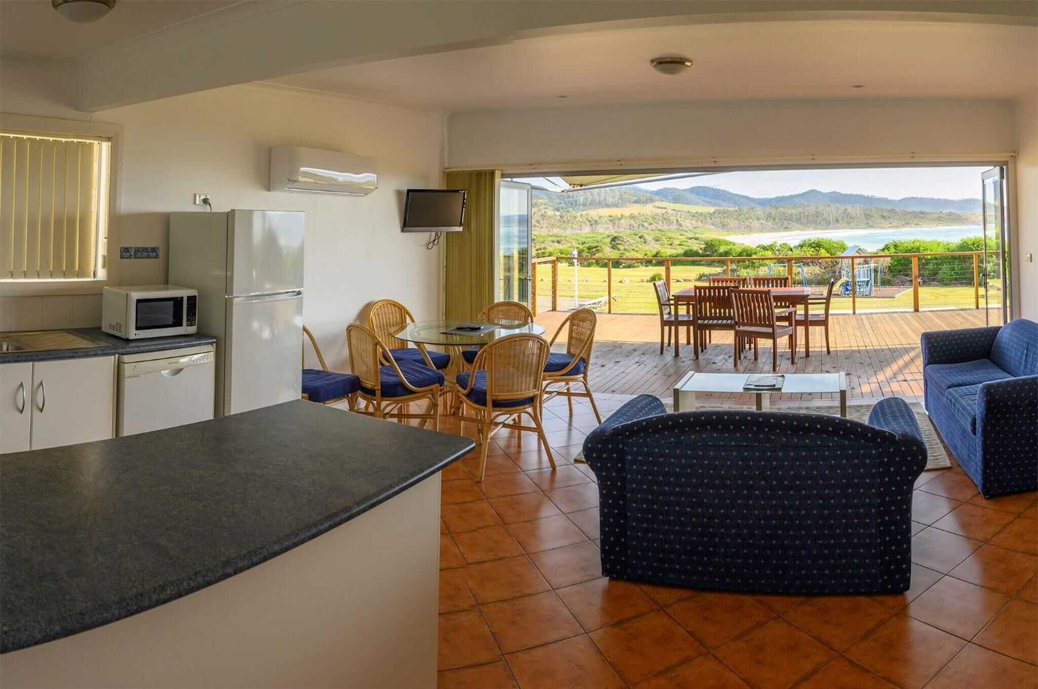 flat-screen tv, dvd player