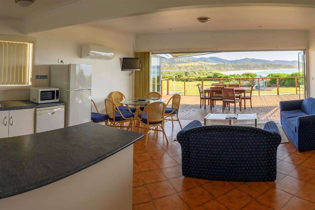 flat-screen tv, dvd player