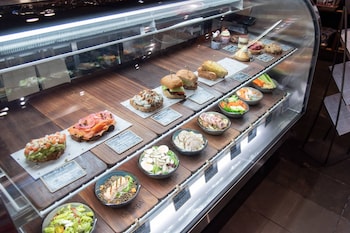 4 restaurants, breakfast, dinner served; Italian cuisine at JW Marriott Orlando Grande Lakes