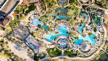 Una piscina al aire libre, sillones reclinables de piscina