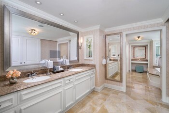 Presidential Suite, 1 King Bed with Sofa bed, Non Smoking, Pool View | Bathroom | Separate tub and shower, deep soaking tub, designer toiletries at JW Marriott Orlando Grande Lakes