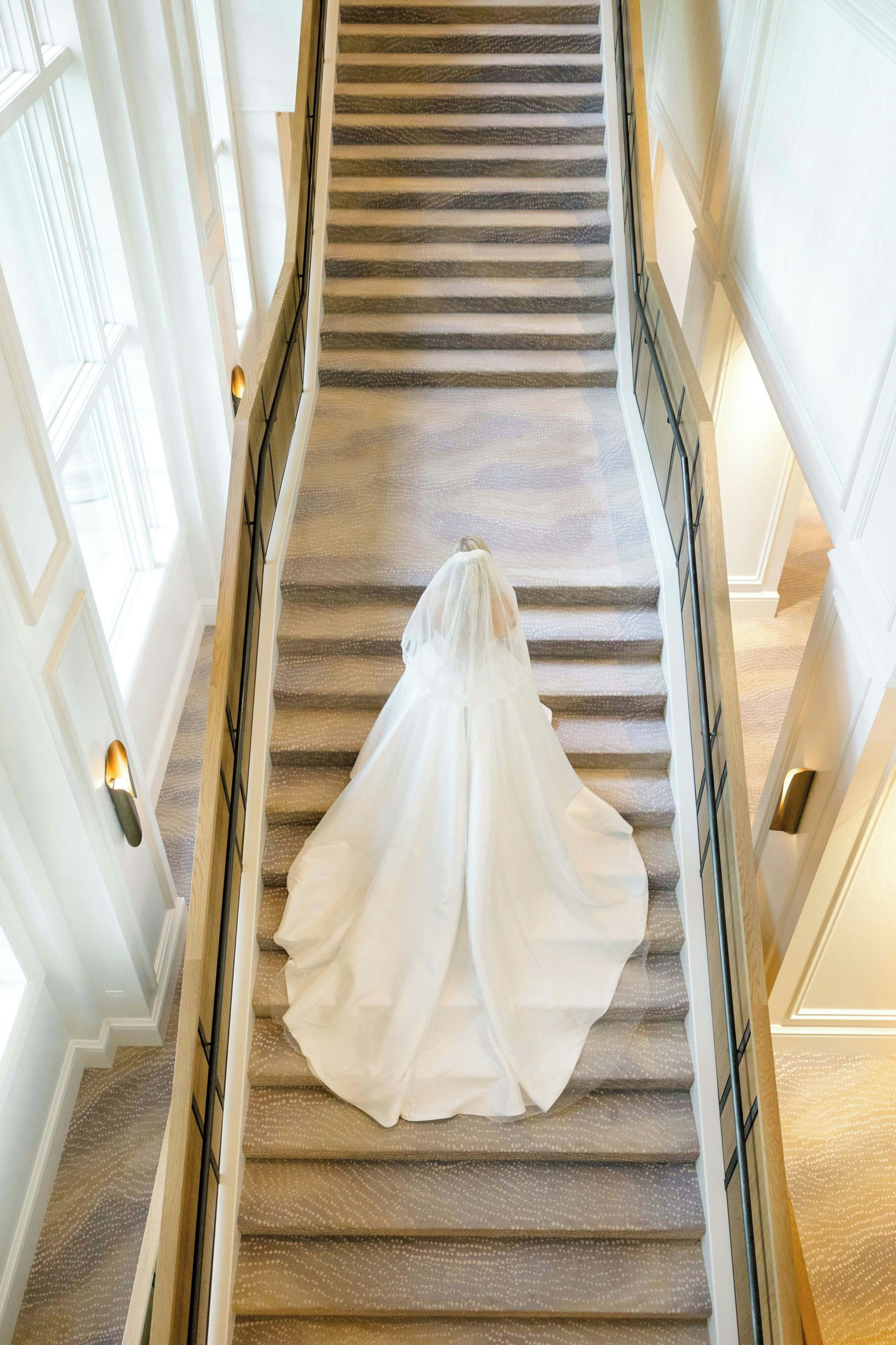 Un escalier sur lequel est suspendue une robe de mariée.