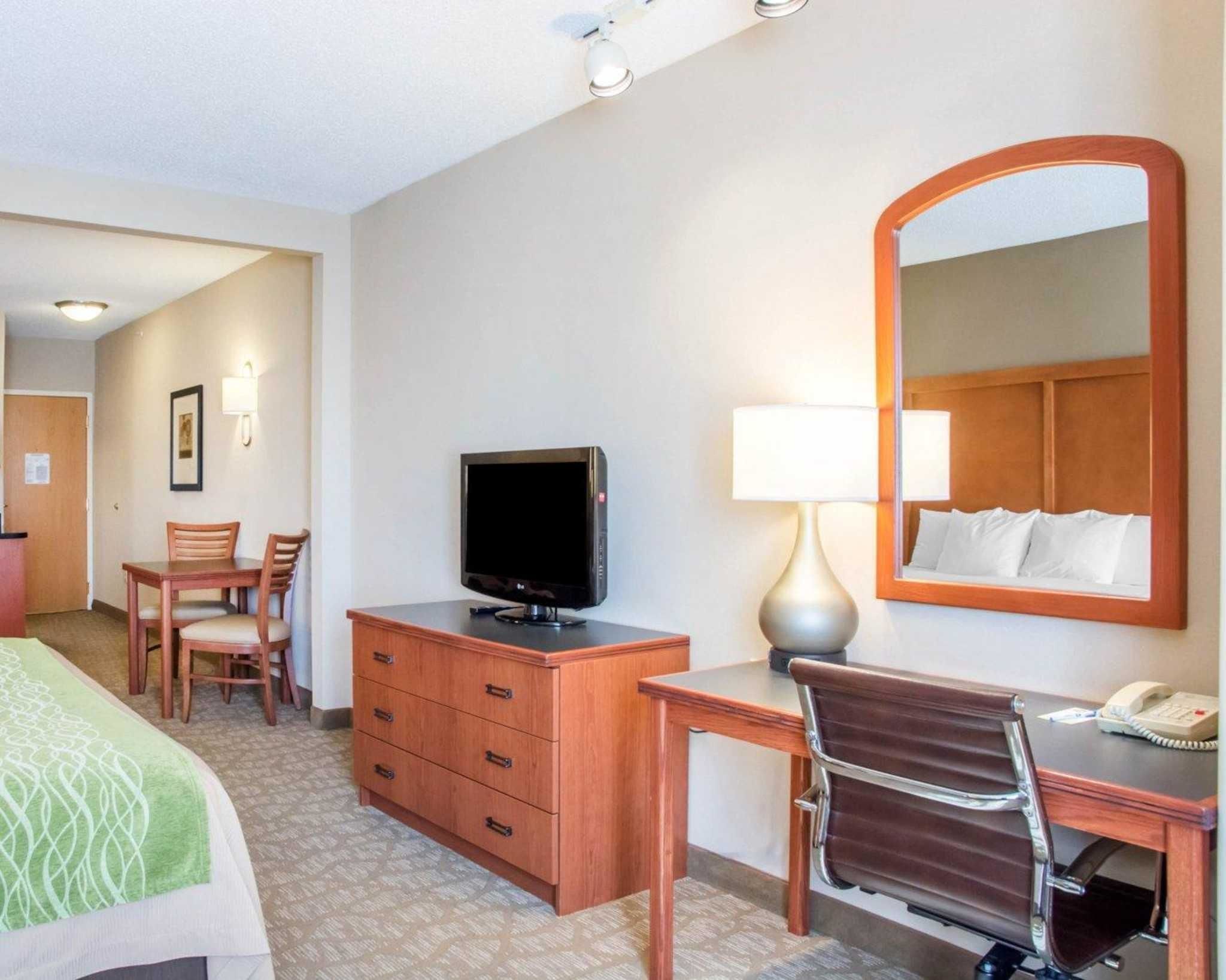 suite, 1 king bed, non smoking | in-room safe, desk, laptop workspace, blackout curtains