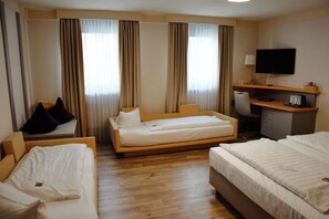 Habitació superior, aire condicionat | Roba de llit d'alta qualitat, minibar i mobiliari individual 