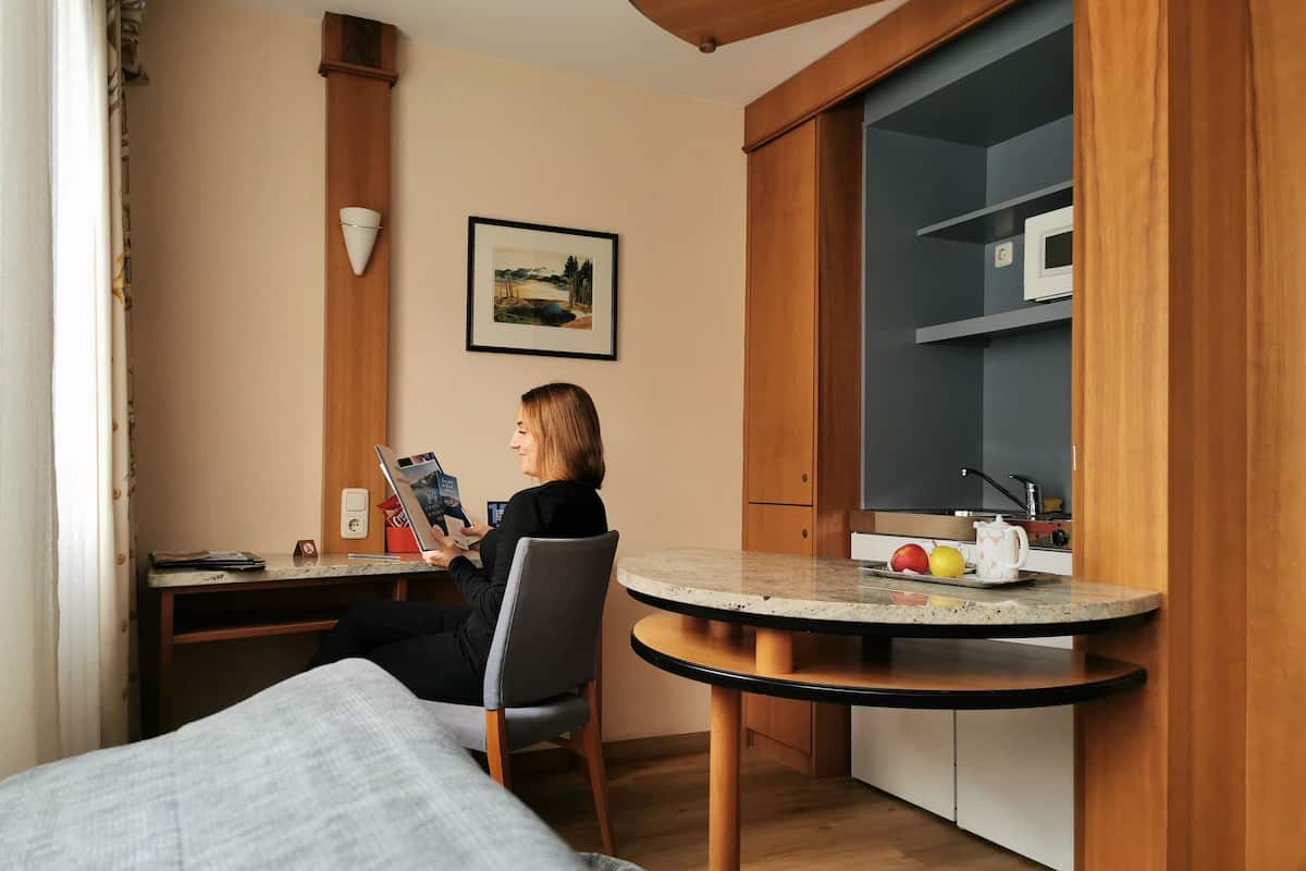 Superior-rum - kök | Sängtillbehör av högsta kvalitet, minibar, unika möbler och skrivbord