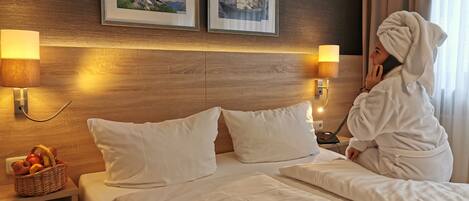 雙人房 | 高級寢具、迷你吧、布置獨特、書桌