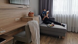 أغطية فراش متميزة وميني بار ومكتب وستائر تعتيم