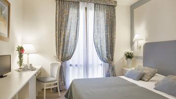 Minibar, coffres-forts dans les chambres, bureau, lit parapluie