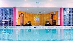 A swimming pool with a 1.2m depth, steam, and sauna rooms. - Armagh City Hotel (Armagh)
