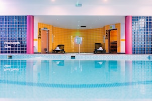 Piscina com profundidade de 1,2m, sala de vapor e sauna.