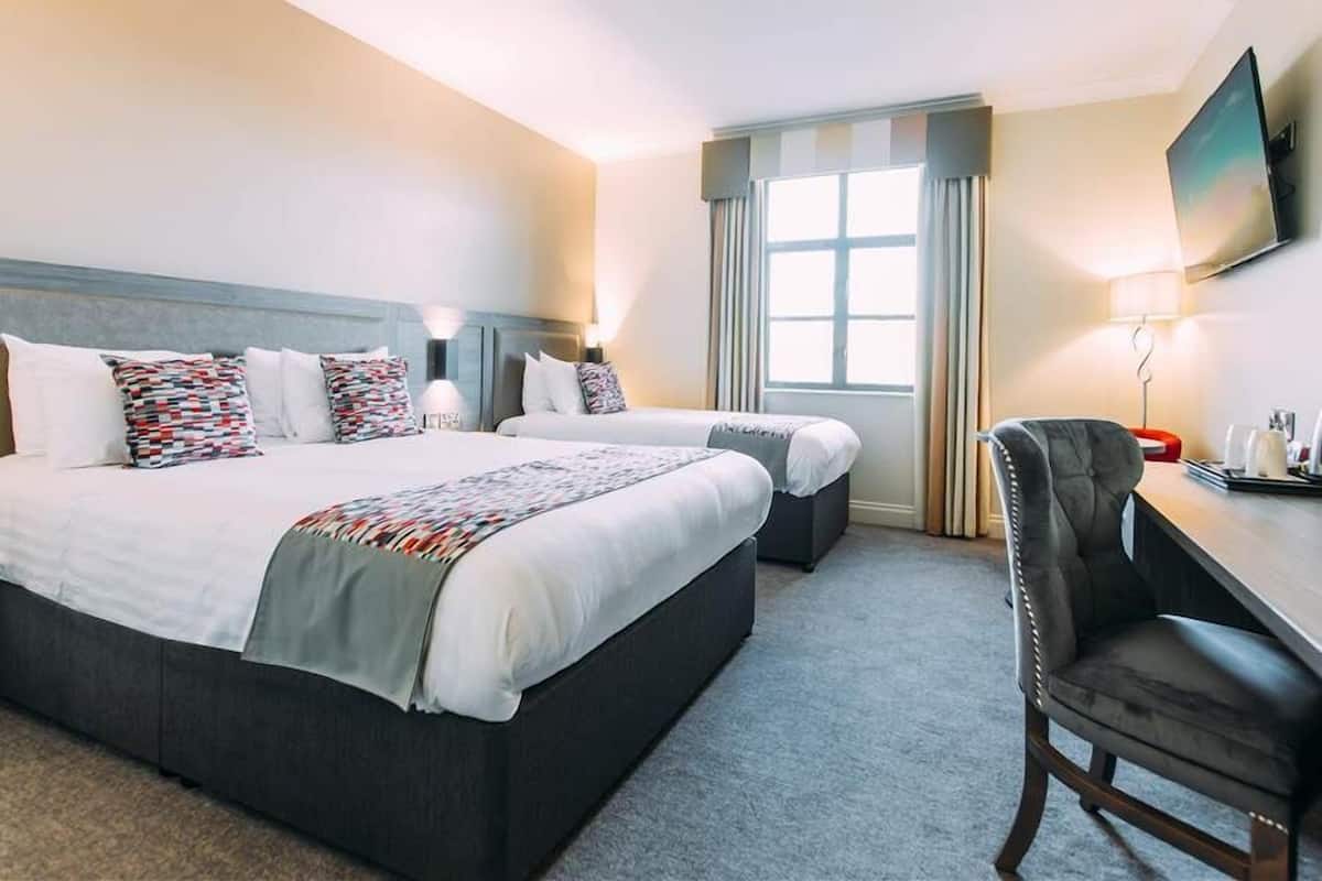 standard double or twin room | desk, soundproofing, iron/ironing board, free wifi