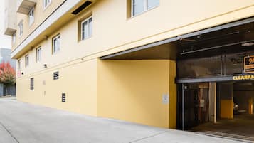 A yellow building with a clear sign indicating guest parking.