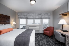 Pillowtop beds, in-room safe, desk, blackout drapes