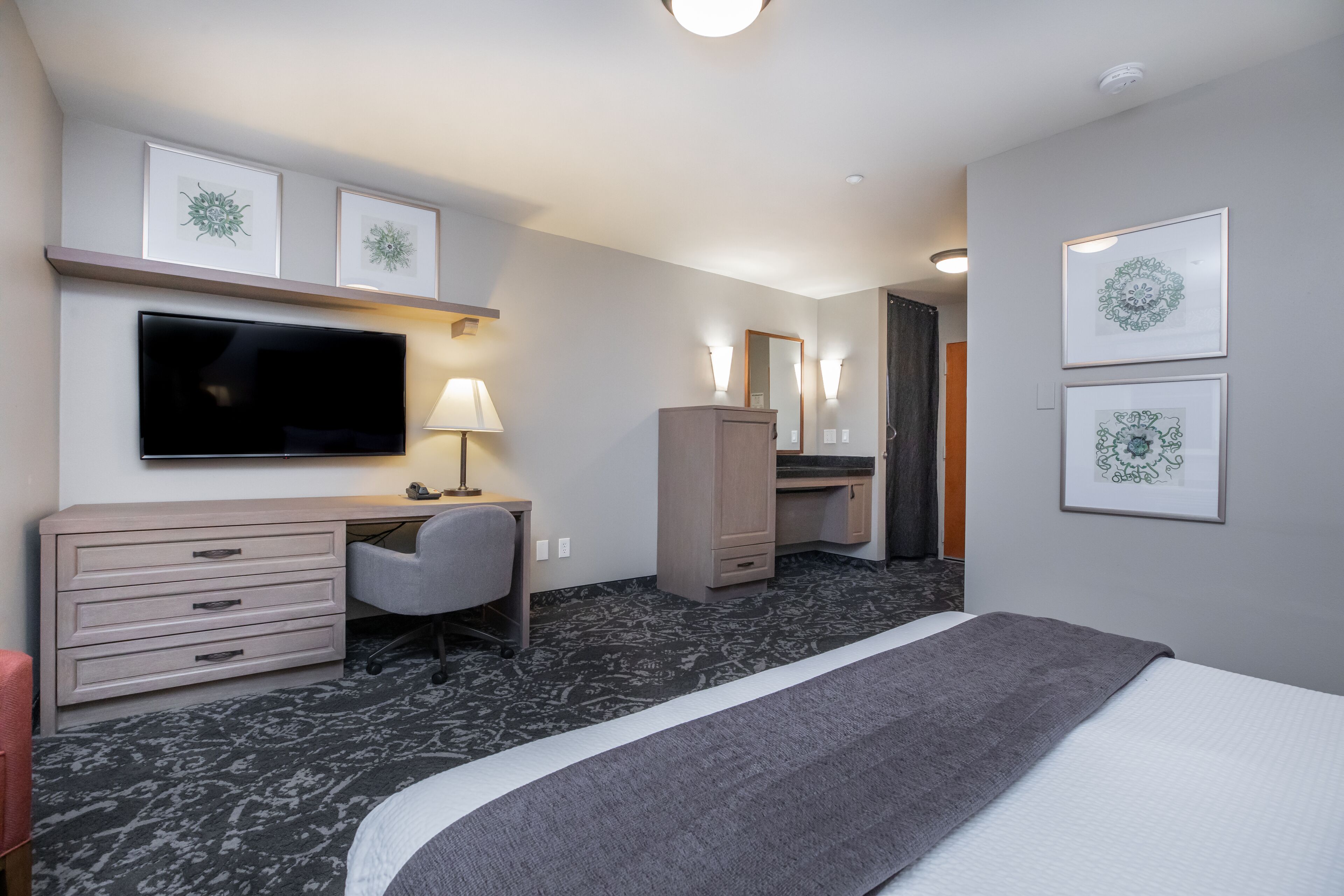 40-inch flat-screen tv with satellite channels, tv