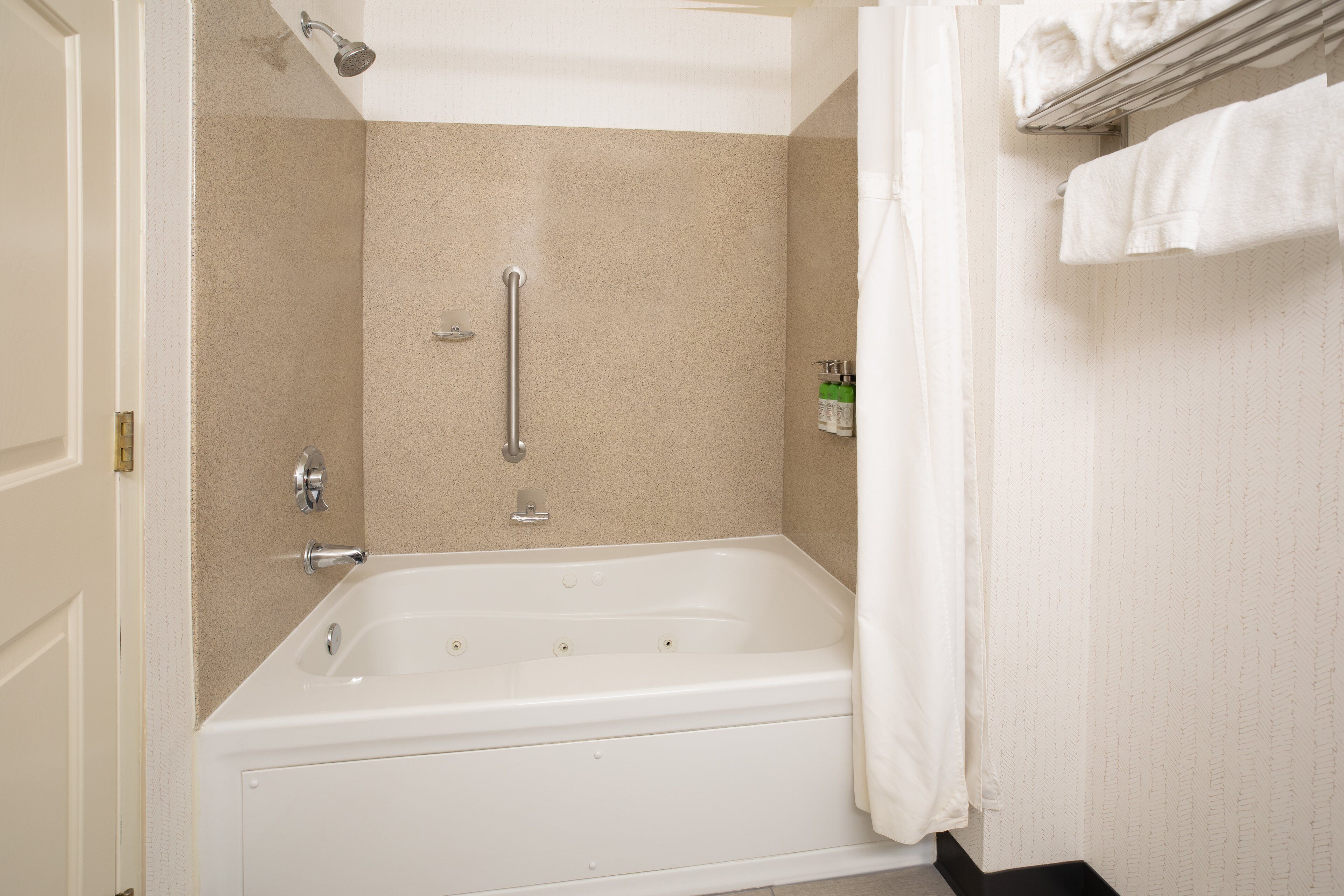 suite, 1 bedroom | bathroom | combined shower/bathtub, hair dryer, towels, soap
