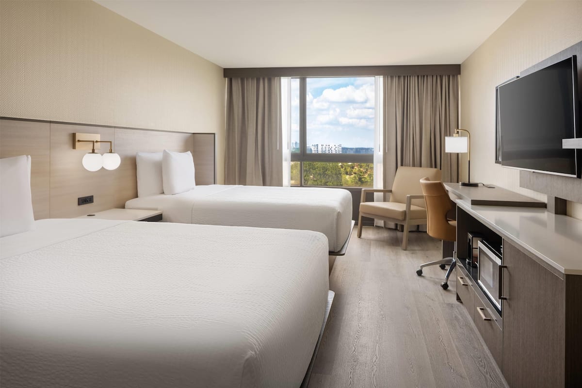 Ropa de cama de alta calidad y espacio para trabajar con laptop