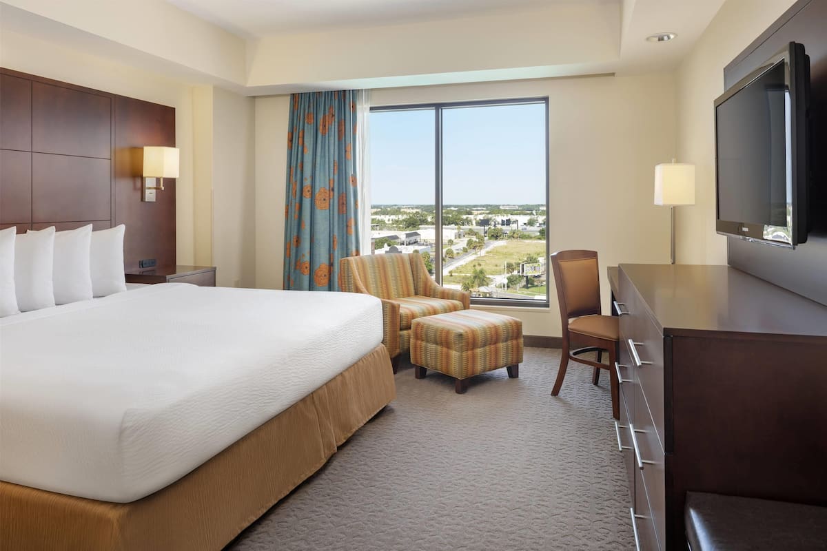 Suite de lujo, 1 cama King size y sofá cama, para no fumadores, vista al lago (NO RESORT FEE) | Ropa de cama de alta calidad y espacio para trabajar con laptop