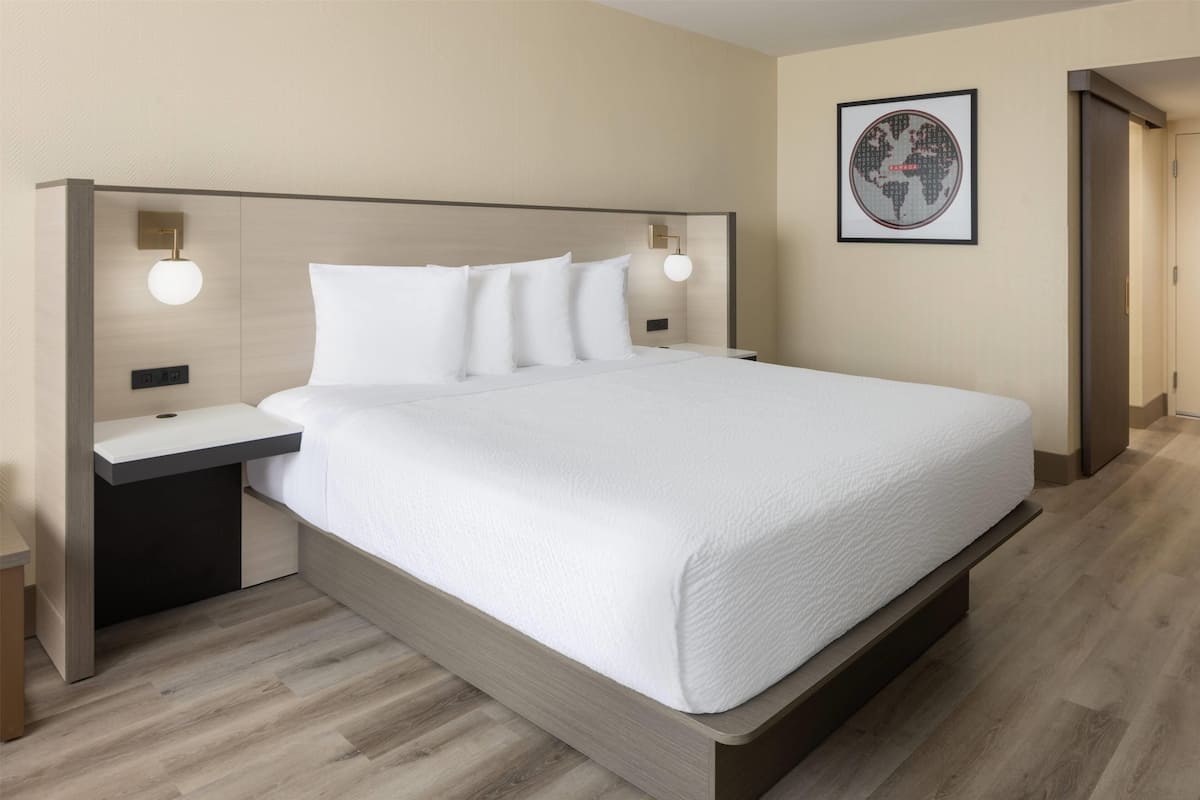 Newly Renovated, Deluxe Room, 1 King Bed, Non Smoking, Lake View, Higher Floor (NO RESORT FEE) | Premium bedding, laptop workspace, blackout drapes, soundproofing