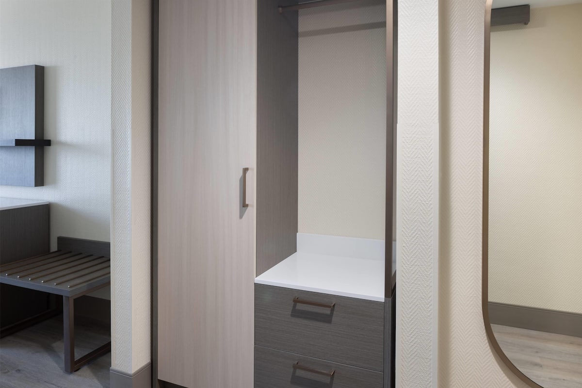Newly Renovated, Deluxe Room, 1 King Bed, Non Smoking, Lake View, Higher Floor (NO RESORT FEE) | Sängtillbehör av högsta kvalitet och arbetsyta för laptop