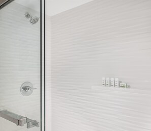 Ensemble douche/baignoire, articles de toilette de luxe, sèche-cheveux