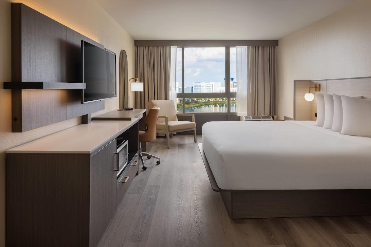Newly Renovated, Deluxe Room, 1 King Bed, Non Smoking, Lake View, Higher Floor (NO RESORT FEE) | เครื่องนอนระดับพรีเมียม, พื้นที่ทำงานแบบใช้แล็ปท็อป, ผ้าม่านกันแสง