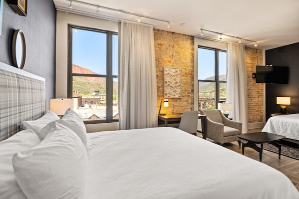 Hypo-allergenic bedding, in-room safe, individually decorated - Hotel Maxwell Anderson (Glenwood Springs)