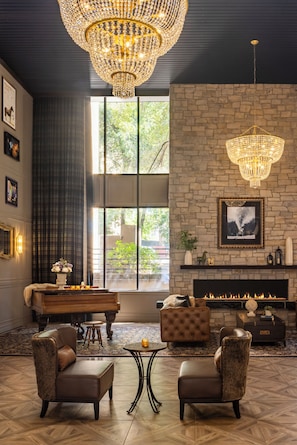 Lobby sitting area - Hotel Maxwell Anderson (Glenwood Springs)