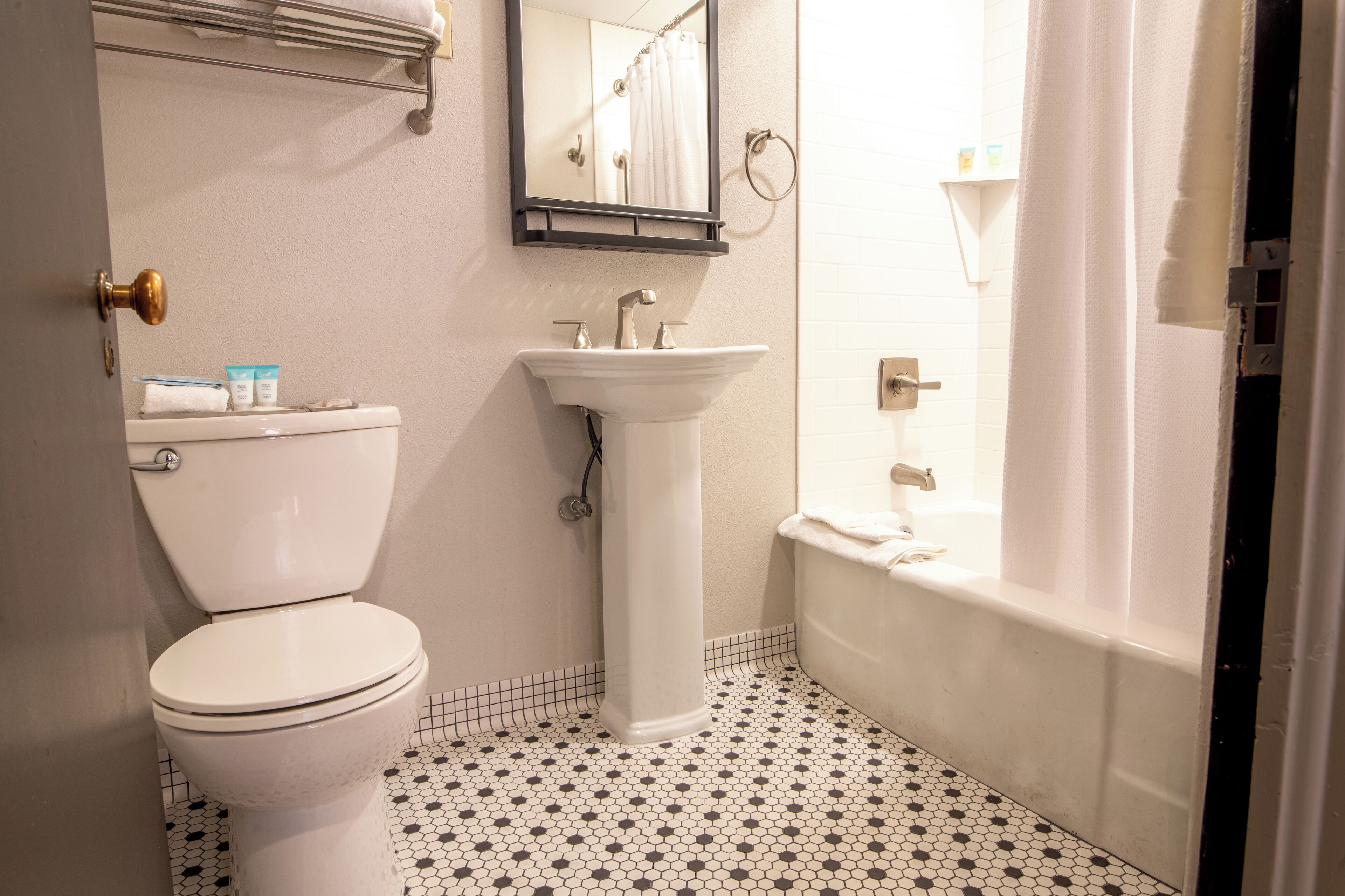 Un baño con inodoro, lavamanos y bañera.
