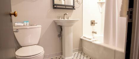 Un baño con inodoro, lavamanos y bañera.