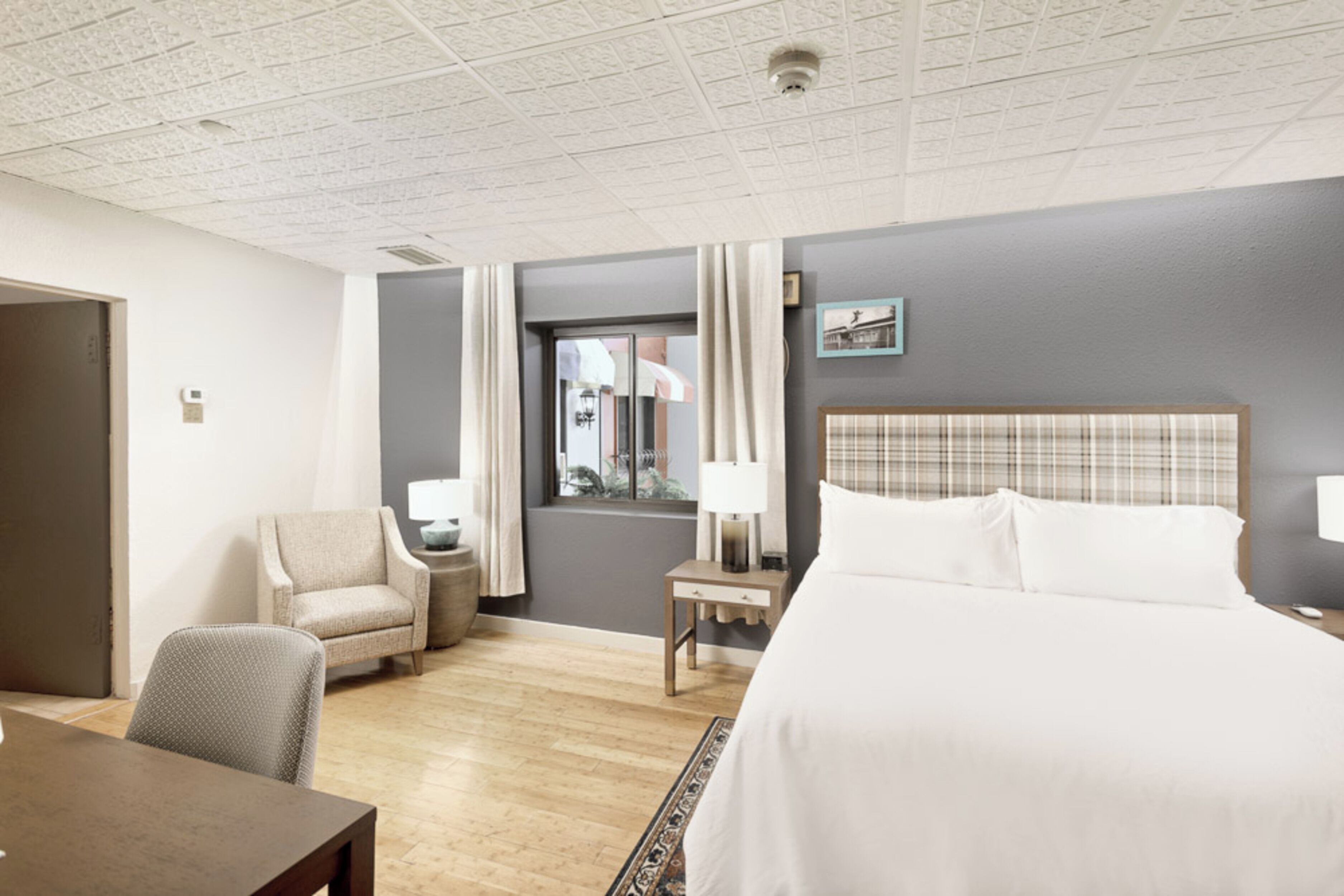 Literie hypoallergénique, coffres-forts dans les chambres