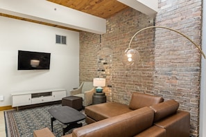 Suite (Top of the Town) | Wohnzimmer | 40-Zoll-Flachbildfernseher mit Satellitenempfang, Fernseher