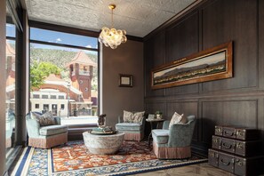 Lobby sitting area - Hotel Maxwell Anderson (Glenwood Springs)