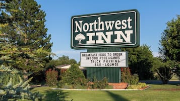 Enjoy breakfast, indoor pool, games, and a bar/lounge at Northwest Inn.