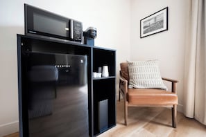 Tabla de planchar con plancha, wifi gratis y ropa de cama