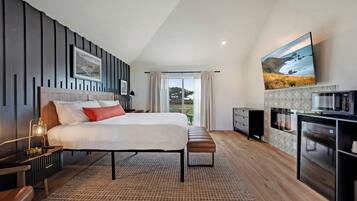 Comfort Room, 1 King Bed | Desk, iron/ironing board, free WiFi, bed sheets